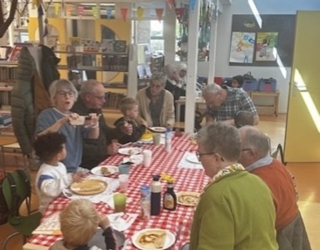 Nationale Pannenkoekdag Op'e Dobbe pannenkoek eten poedersuiker stroop eten bordje kinderen ouders opa oma pak beppe heit mem vader moeder