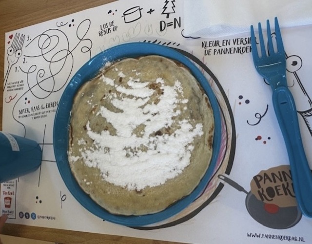 Nationale Pannenkoekdag Op'e Dobbe pannenkoek eten poedersuiker stroop eten bordje kinderen ouders opa oma pak beppe heit mem vader moeder