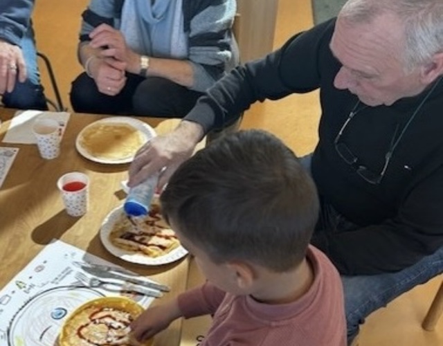Nationale Pannenkoekdag Op'e Dobbe pannenkoek eten poedersuiker stroop eten bordje kinderen ouders opa oma pak beppe heit mem vader moeder