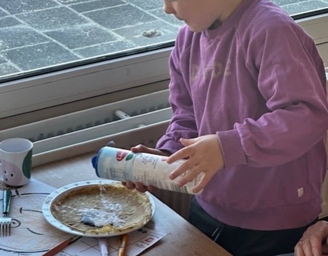 Nationale Pannenkoekdag Op'e Dobbe pannenkoek eten poedersuiker stroop eten bordje kinderen ouders opa oma pak beppe heit mem vader moeder