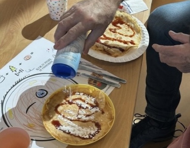 Nationale Pannenkoekdag Op'e Dobbe pannenkoek eten poedersuiker stroop eten bordje kinderen ouders opa oma pak beppe heit mem vader moeder