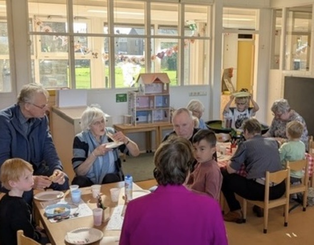 Nationale Pannenkoekdag Op'e Dobbe pannenkoek eten poedersuiker stroop eten bordje kinderen ouders opa oma pak beppe heit mem vader moeder