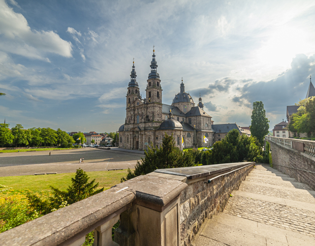 domkerk dom kerk trappen muur plein gotisch lucht wolken hemel fulda