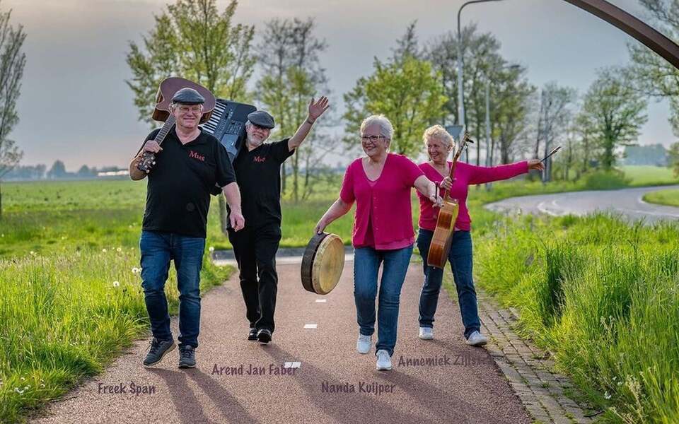 4 mensen muziekanten op een fietspad in de omgeving van stiens platteland gras bomen muziekinstrumenten gitaar keyboard en drum
