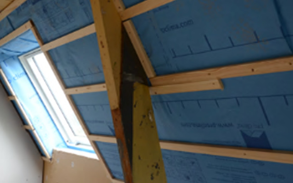 verbouwen hout dak kozijn schuin dak isoleren blauwe folie 