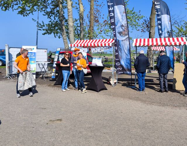 groene fiets smoothie maken fietsen bezoekers dorp duurzaamheidsmarkt energie kraampjes hallum bomen mensen informatie