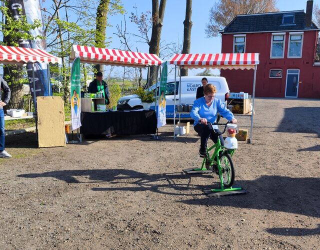 groene fiets smoothie maken fietsen bezoekers dorp duurzaamheidsmarkt energie kraampjes hallum bomen mensen informatie 