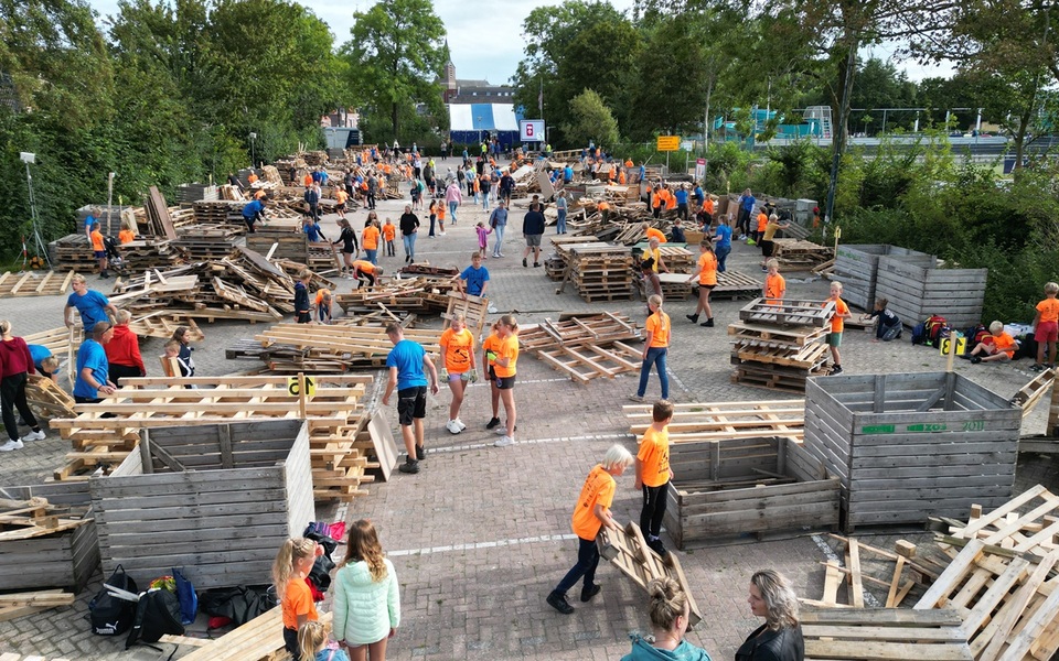 spikerdoarp hallum spijkers hutten bouwen pallets hout spijkerdorp pallet