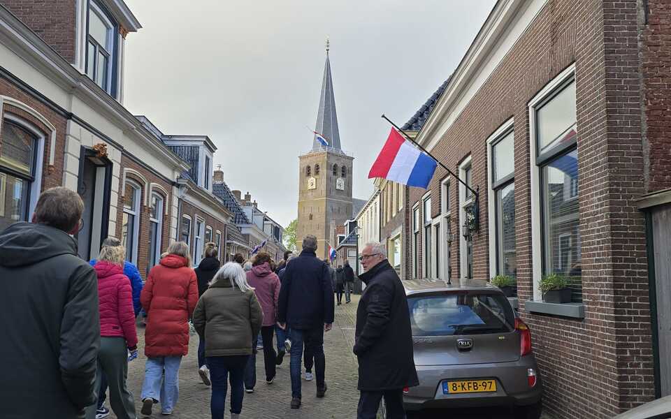oorlogsmonument monument oorlogsgraven hallum sint maarten kerk canadezen tweede wereldoorlog graf graven begraafplaats herdenking mei herdenken vier lopen tocht herdenking gedicht korps muziek last post dodenherdenking