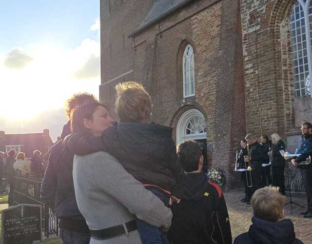 oorlogsmonument monument oorlogsgraven hallum sint maarten kerk canadezen tweede wereldoorlog graf graven begraafplaats herdenking mei herdenken vier lopen tocht herdenking gedicht korps muziek last post dodenherdenking