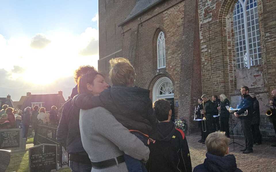 oorlogsmonument monument oorlogsgraven hallum sint maarten kerk canadezen tweede wereldoorlog graf graven begraafplaats herdenking mei herdenken vier lopen tocht herdenking gedicht korps muziek last post dodenherdenking