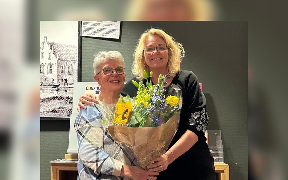 Wietske Wagenaar - Earelid toanielferiening Foar ús Wille bloemen bedankt erelid toneel vereniging hallum