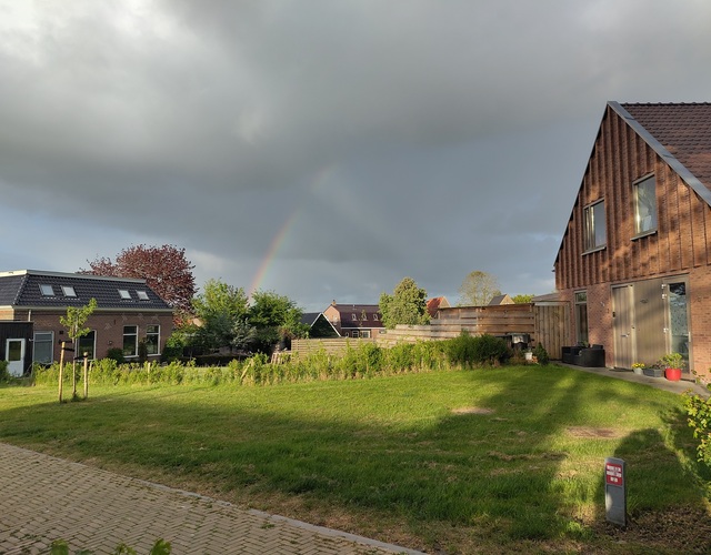 hallum sint maarten kerk canadezen tweede wereldoorlog graf graven begraafplaats herdenking mei herdenken vier lopen tocht herdenking gedicht korps muziek last post dodenherdenking regenboog wolken gras huizen