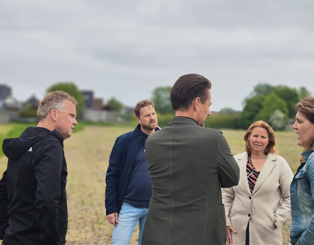 bestuur doarpsbelang hallum met contact wethouder bert koonstra en saapke nijhuis als dorpencoordinator in het veld bouwgrond op de nieuwe locatie voor nieuwbouw bij hallum 