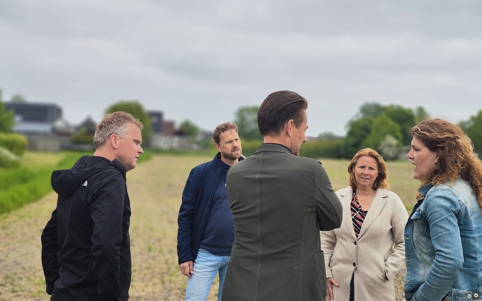 bestuur doarpsbelang hallum met contact wethouder bert koonstra en saapke nijhuis als dorpencoordinator in het veld bouwgrond op de nieuwe locatie voor nieuwbouw bij hallum 
