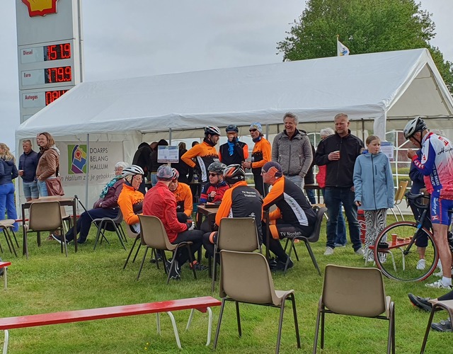 Koffie- en taartverkoop tent fiets elfstedentocht fietselfstedentocht zitten rustmoment taart cake koek