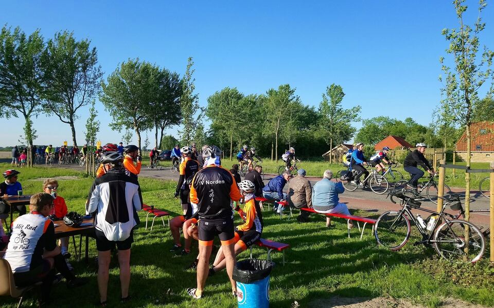 Koffie- en taartverkoop tent fiets elfstedentocht fietselfstedentocht zitten rustmoment taart cake koek
