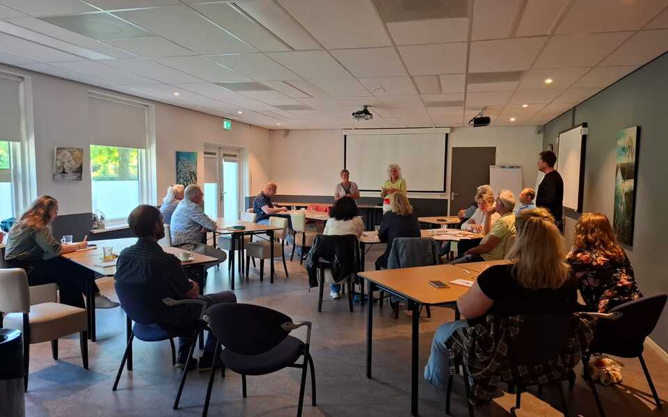 Workshop 3 toekomstbestendig doarpsbelang hallum presentatie andere initiatieven aan de verschillende deelnemende dorpsbelangen onder leiding van Marco Verbeek namens Doarpswurk