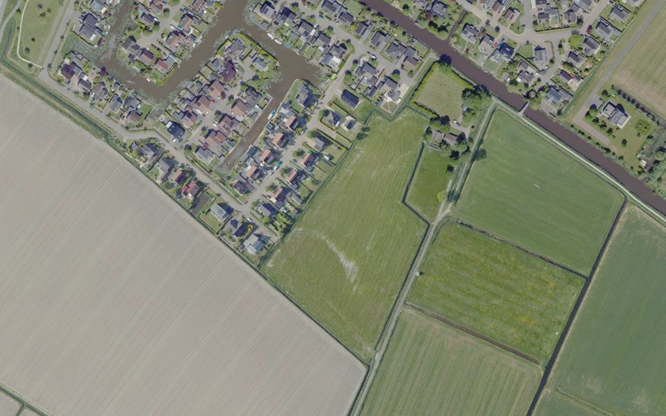 Luchtfoto Hallum Oer de Feart Fase 5 bebouwde kom en buiten de bebouwde komen weiland gras en landbouwgrond met de hallumer feart