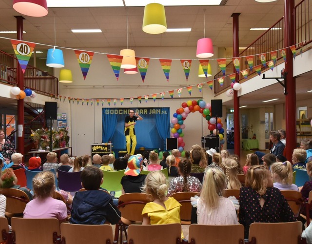 Juf Aetske viert 40 jaar onderwijs bij CBS It Fundamint: aankomst in oldtimer en warm onthaal met ABBA-thema door 180 leerlingen, collega’s en ouders.
