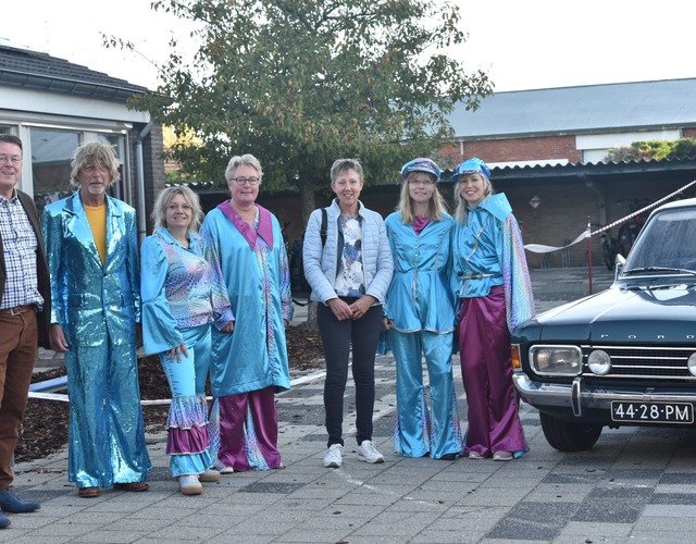 Juf Aetske viert 40 jaar onderwijs bij CBS It Fundamint: aankomst in oldtimer en warm onthaal met ABBA-thema door 180 leerlingen, collega’s en ouders.