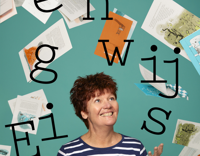 Schrijfster Tosca Menten in een afbeelding met letters en verschillende bladzijden op een zeegroene achtergrondkleur