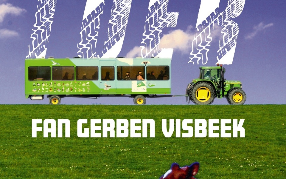 Boek Gerben Visbeek voorplaat met trekker en tourwagen op de zijdijk tegen een blauwe hemel met op de voorrgrond nog een roodbruine koe