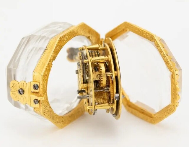 Zeldzaam 17e-eeuws horloge van Hallumer uurwerkmaker Jan Cornelis, circa 1660, met bergkristallen kast, gegraveerde zilveren wijzerplaat en één blauwstalen wijzer.