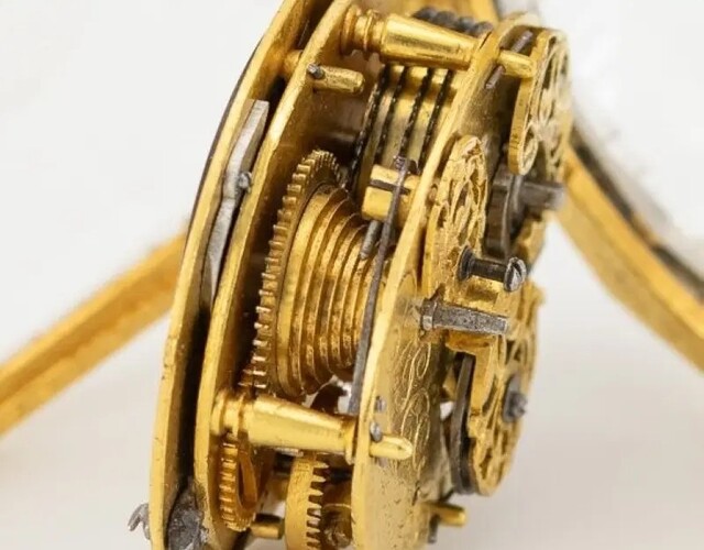 Zeldzaam 17e-eeuws horloge van Hallumer uurwerkmaker Jan Cornelis, circa 1660, met bergkristallen kast, gegraveerde zilveren wijzerplaat en één blauwstalen wijzer.