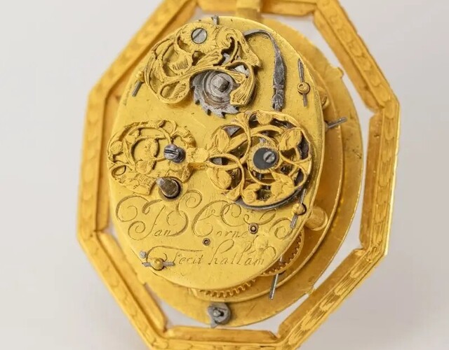 Zeldzaam 17e-eeuws horloge van Hallumer uurwerkmaker Jan Cornelis, circa 1660, met bergkristallen kast, gegraveerde zilveren wijzerplaat en één blauwstalen wijzer.