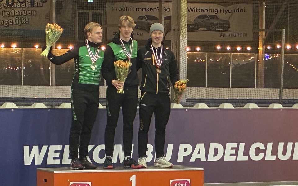Johan Talsma en Jan Æesge van der Meer uit Hallum op het podium tijdens het NK Pure Sprint – Supersprint Schaatsen in Den Haag.