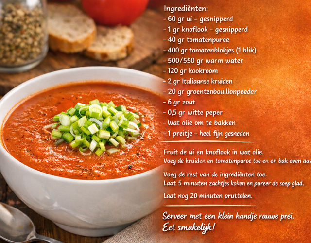 Kom warme tomatensoep met fijngesneden prei bovenop, geserveerd in een witte kom met ingrediënten op de achtergrond.