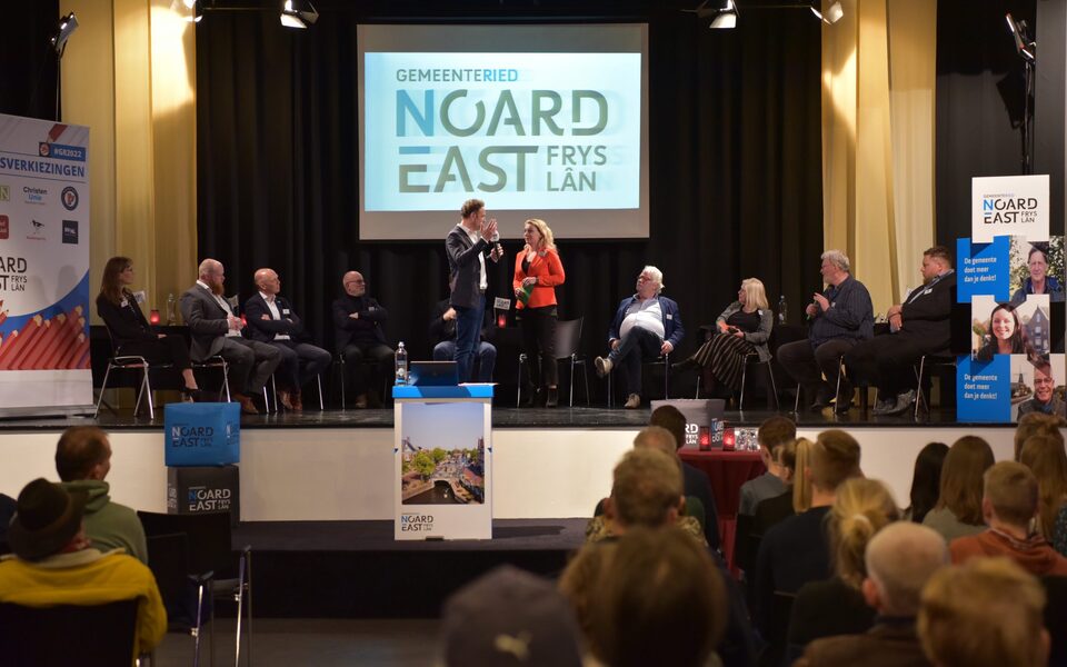 Podium partijleiders in gesprek en debat over de partijprogramma's en stellingen van de gemeenteraadsverkiezingen in 2022