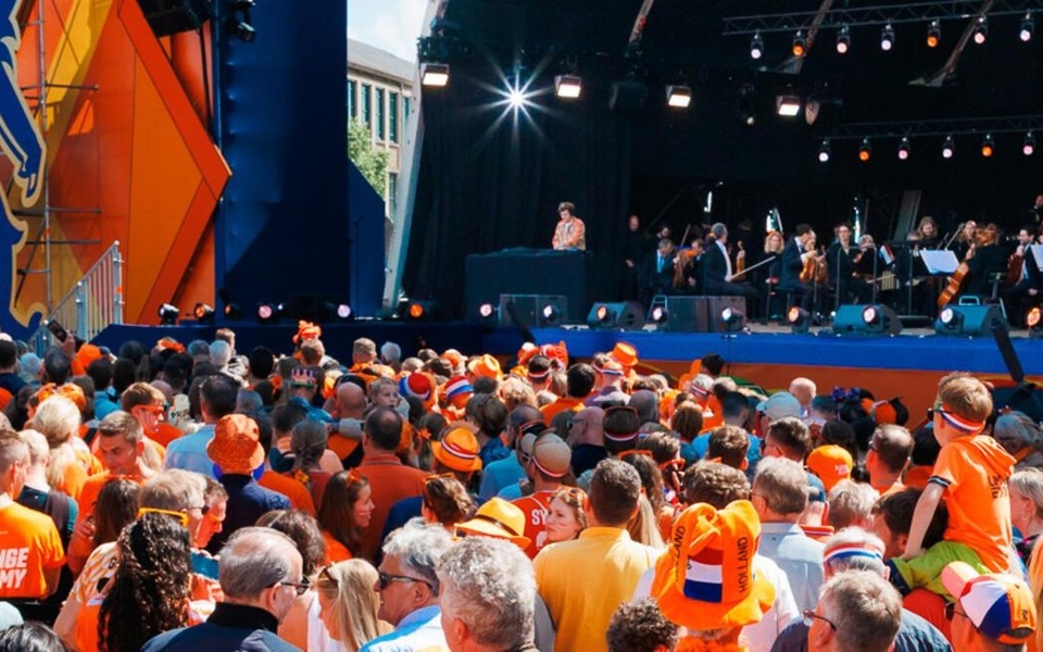Foto: Gerbert Voortman - Koningsdag Doetinchem publiek in het oranje gekleed voor het hoofdpodium
