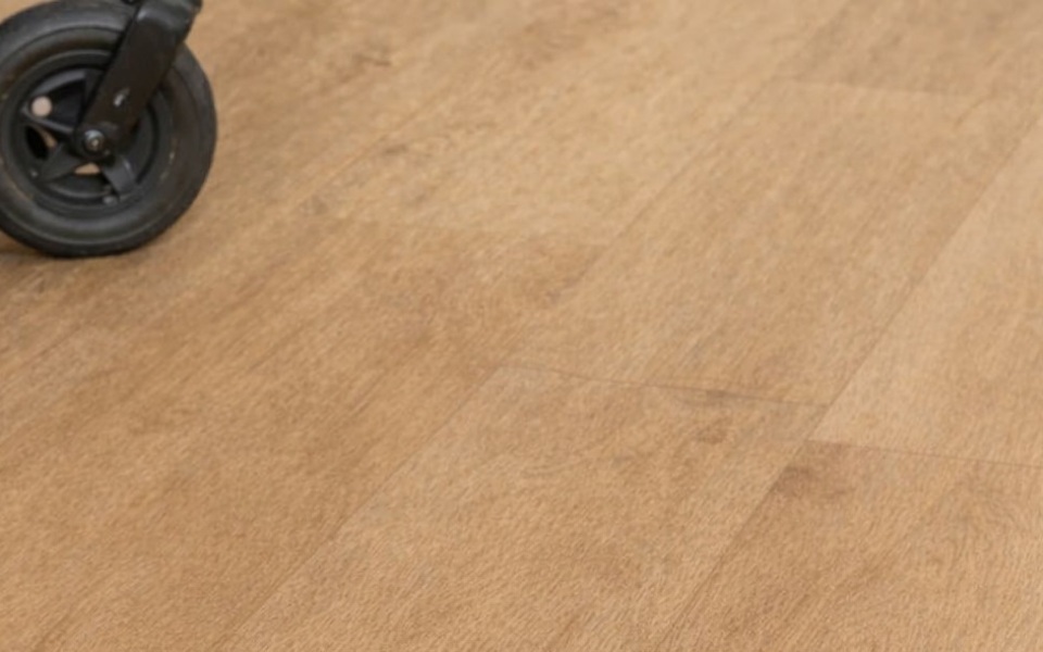 Laminaatvloer met rolstoel