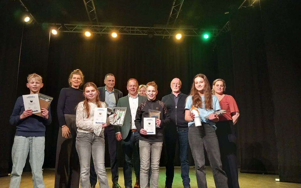 NVW 18-02 Juryleden incl. 4 finalisten. Winnares staat helemaal rechts in het blauw