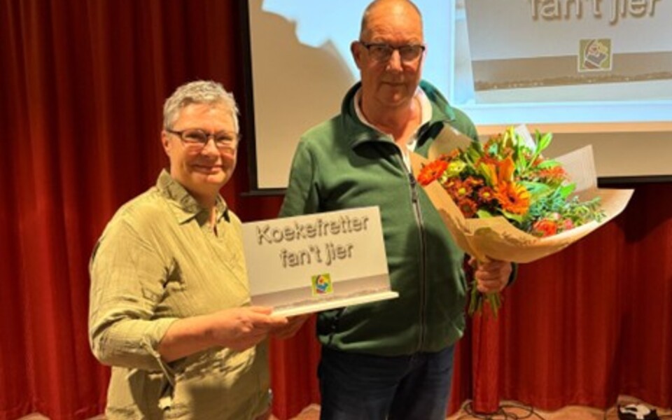 Uitreiking van de Koekefretter 2024 tijdens de jaarvergadering van Doarpsbelang Hallum.