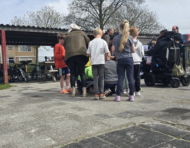 Leerlingen van OBS Op ’e Dobbe verzamelen zich op het schoolplein om samen zonnebloemen te zaaien voor Heel Hallum Bloeit 2026