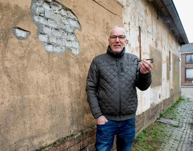 Foto door Egbert Sepp, Noorderblik Evert Feenstra op de foto met een oude sleutel van... voor een vervallen muur stenen en pleisterwerk