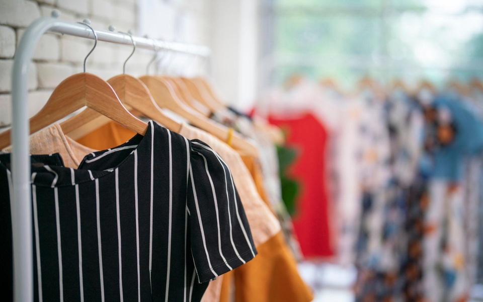 Rek met stijlvolle dames zomerkleding. Concept voor winkel, schoonheid, mode