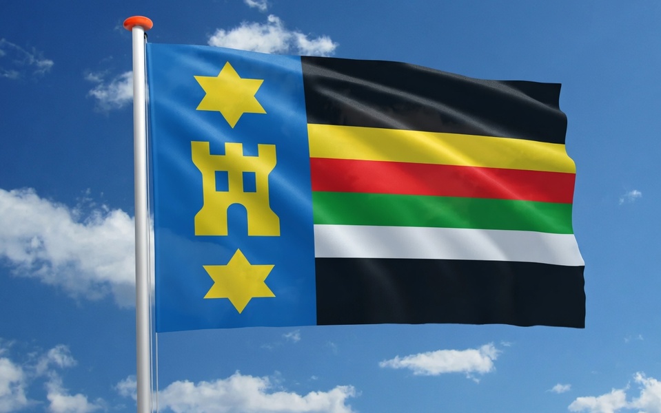 Vlag van Hallum: een blauwe broeking met een breedte van 1/3 vlaglengte, waarin een burcht met boven en beneden een ster, alles geel; de vlucht bestaande uit zes banen zwart, geel, rood, groen, wit en zwart, in een verhouding van 2:1:1:1:1:2, bij een vlagverhouding van 2:3.