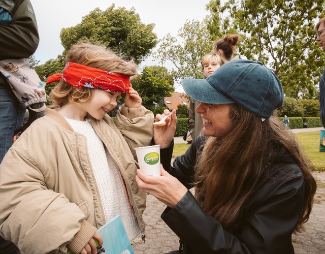 Kind krijgt een blinddoek om tijdens een activiteit op de Campina Open Boerderijdagen.