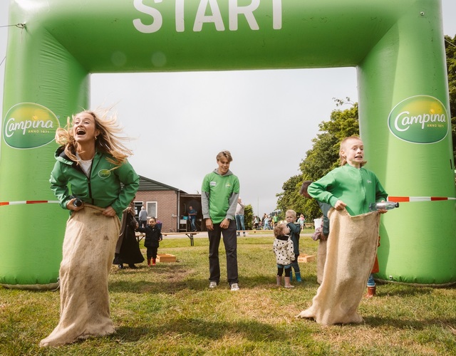 Kinderen doen mee aan een zakloopwedstrijd tijdens de Campina Open Boerderijdagen.
