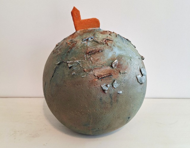 Op ‘e Hichte, gevonden bol verwerkt met slik en kerkje van klei, acrylverf en zand. Foto: Wiep de Wit