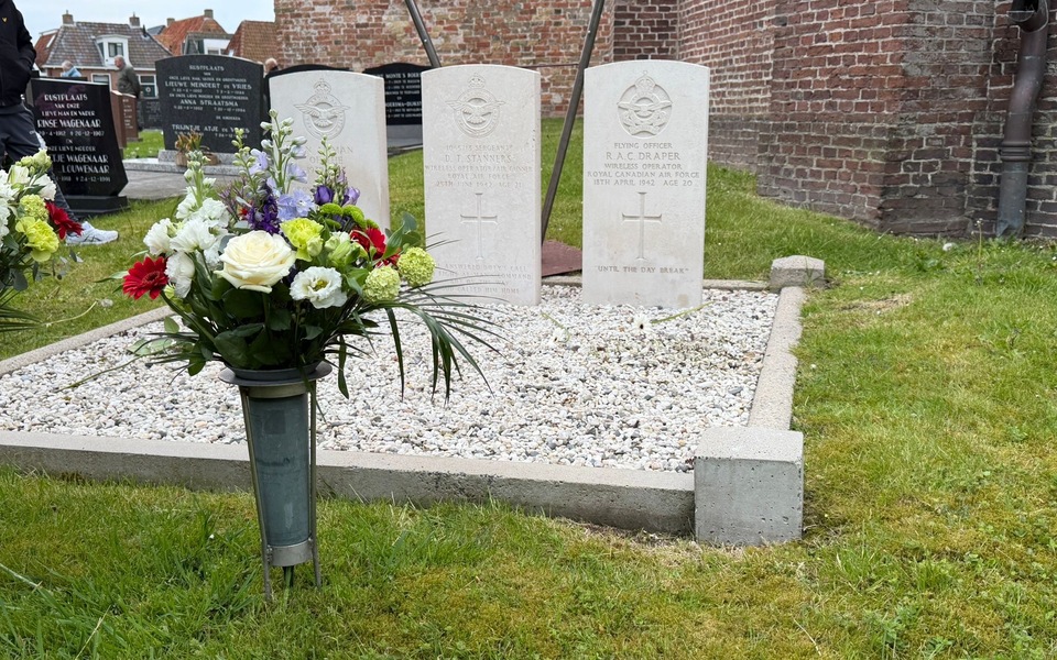 Stille tocht door de straten van Hallum tijdens de Dodenherdenking op 4 mei 2026.