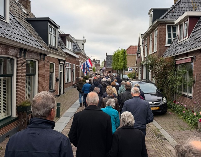 Stille tocht door de straten van Hallum tijdens de Dodenherdenking op 4 mei 2026.