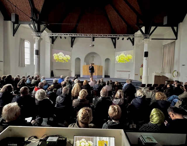 Herdenkingsbijeenkomst in de kerk van Hallum met muziek, toespraken en bezoekers tijdens Dodenherdenking 2026.