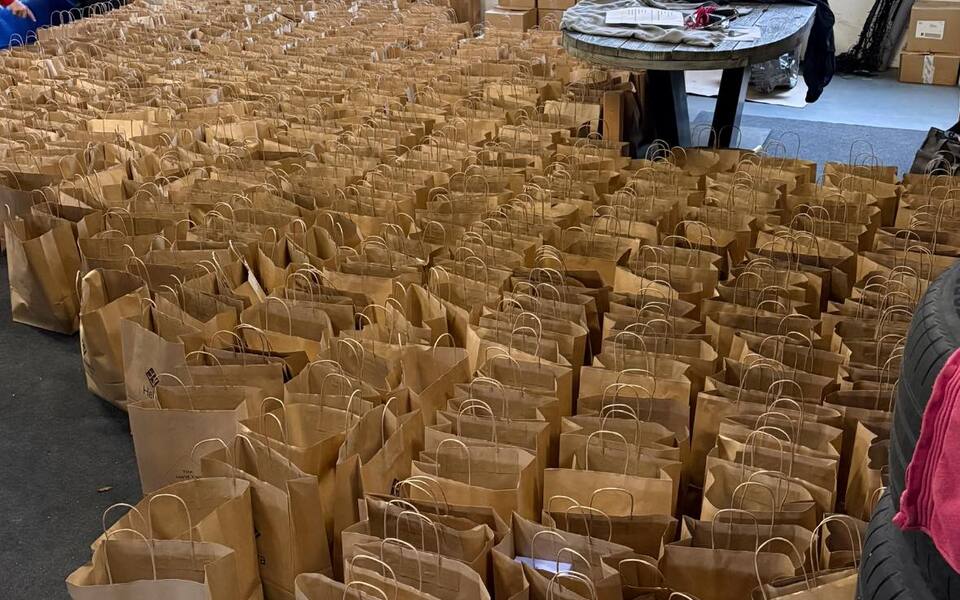 Vrijwilligers hebben honderden boodschappentassen klaargezet voor de koekactie van Spikerdoarp Hallum.