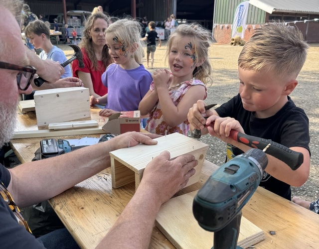 Kinderen bouwen samen vogelhuisjes tijdens een creatieve workshop op de Jeugdfûgelwachtdei 2026.