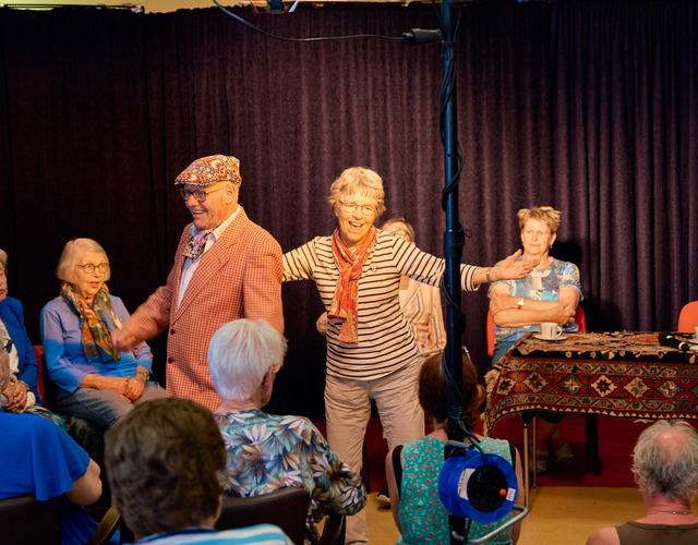 Leden van Seniorentheater De Rimpel verzorgen een gezellige voorstelling voor bewoners van Woonzorg Offingaburg in Hallum.